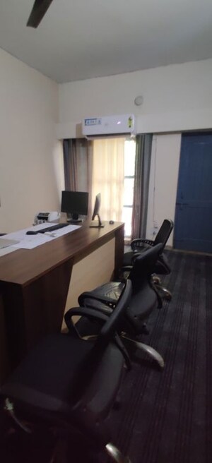 Team Area in 3.5 BHK Builder Floor at Sector 21a – for Rent