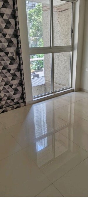 Room in 2 BHK Apartment at Lodha Amara, Kolshet Road – for Rent