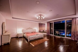 Room in  Showroom at Frazer Town – for Sale