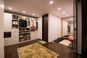 Room in  Showroom at Frazer Town – for Sale