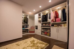 Room in  Showroom at Frazer Town – for Sale
