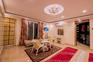  Showroom For Sale in Frazer Town