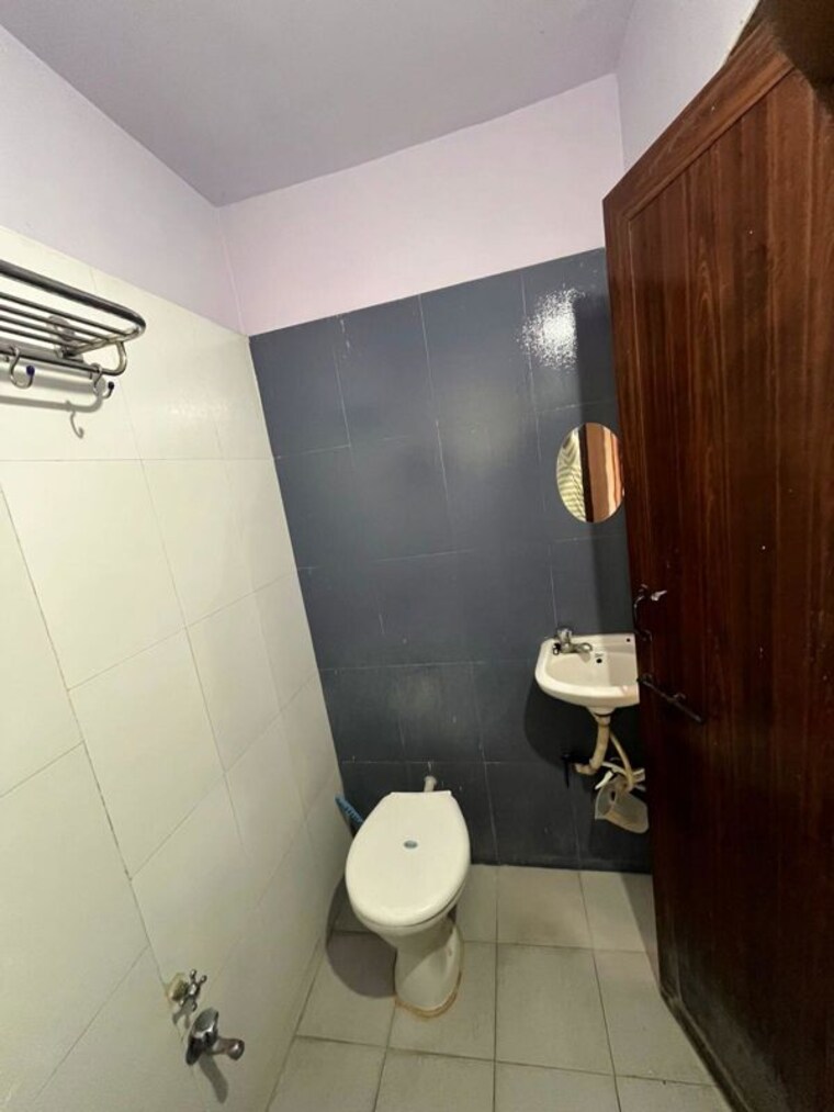 Bathroom, beleghata 1 Bedroom 408 Sq.Ft. Apartment In Beleghata Kolkata 10000642