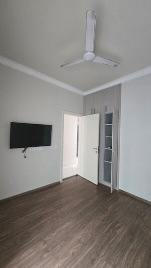 Room in 2.5 BHK Builder Floor at Central Park Cerise Suites, Sohna Sector 33 – for Rent