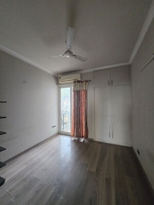 Room in 3 BHK Builder Floor at Central Park Cerise Suites, Sohna Sector 33 – for Rent