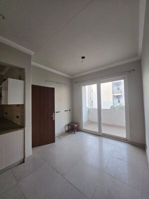 Room in 3 BHK Builder Floor at Central Park Cerise Suites, Sohna Sector 33 – for Rent