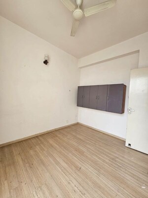 Room in 3 BHK Apartment at Pioneer Park Phase 1, Sector 61 – for Rent