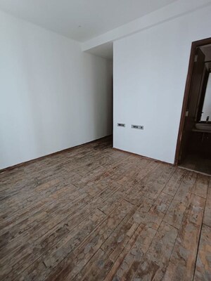 Room in 2 BHK Apartment at Oberoi Exquisite Goregaon, Goregaon East – for Rent