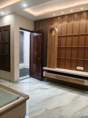 Room in 6+ BHK Independent House at Gomti Nagar – for Rent