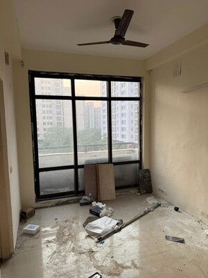 Room in 3 BHK Apartment at Unitech Cascades, Pi Greater Noida – for Sale