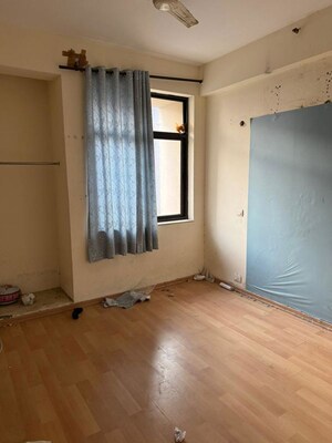 Room in 3 BHK Apartment at Unitech Cascades, Pi Greater Noida – for Sale