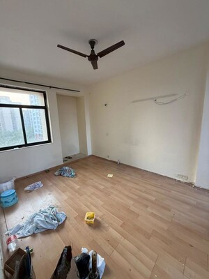 Room in 3 BHK Apartment at Unitech Cascades, Pi Greater Noida – for Sale