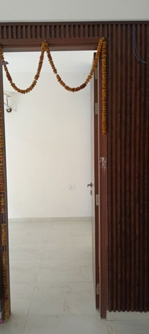Room in 3.5 BHK Apartment at Smart World Gems, Sector 89 – for Rent