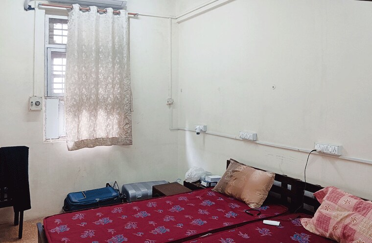 Bedroom, dadar east Pg For Boys In Dadar East 10373878