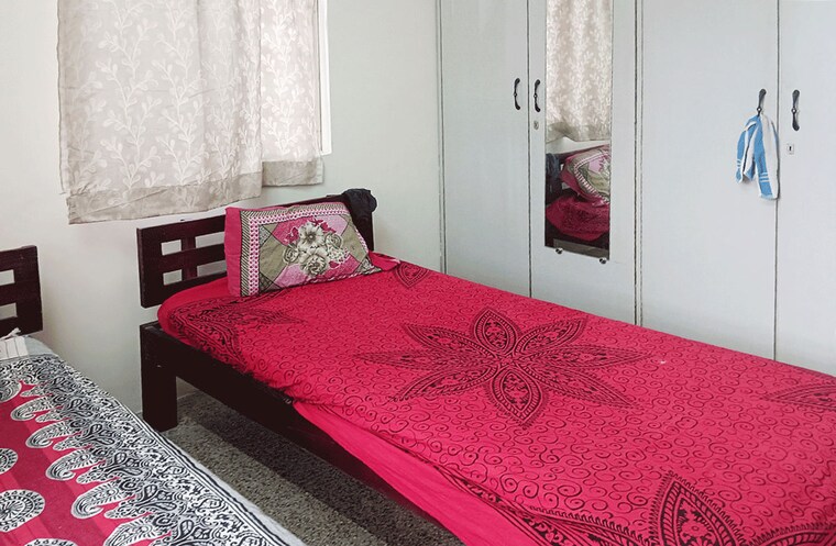 Bedroom, dadar east Pg For Boys In Dadar East 10373878