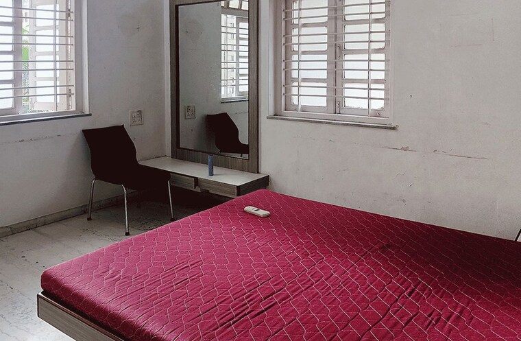 Bedroom, dadar east Pg For Boys In Dadar East 10373878