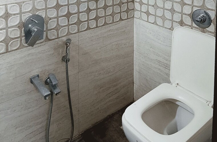 Bathroom, dadar east Pg For Boys In Dadar East 10373878