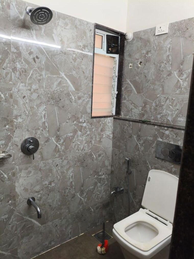 Bathroom, kurla west Pg For Boys In Kurla West 10373907