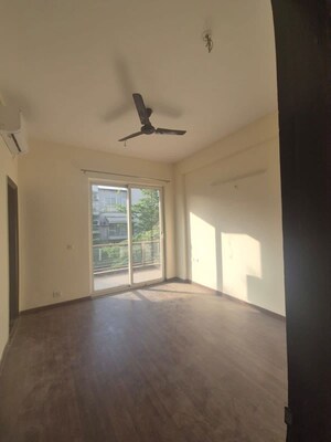 Room in 4 BHK Apartment at BPTP Amstoria, Sector 102 – for Rent