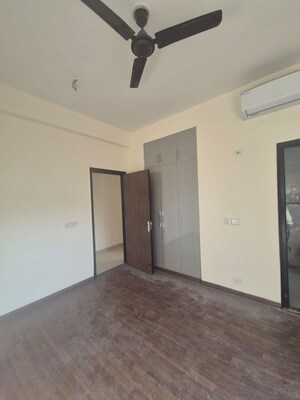 Room in 4 BHK Apartment at BPTP Amstoria, Sector 102 – for Rent