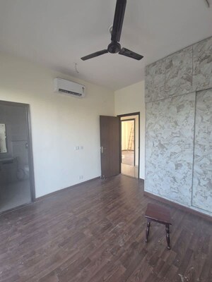 Room in 4 BHK Apartment at BPTP Amstoria, Sector 102 – for Rent