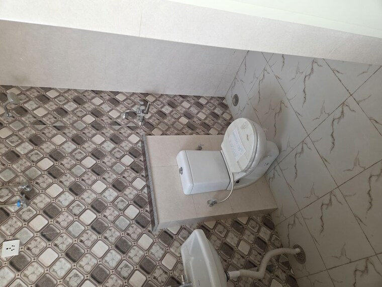 Bathroom, krishna-palace-faridabad 4 Bedroom 250 Sq.Yd. Builder Floor In Sector 15a Faridabad 10373926