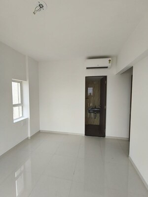 Room in 2 BHK Apartment at Lodha Amara, Kolshet Road – for Sale