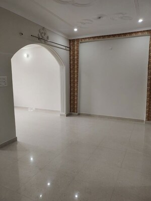 Room in 6+ BHK Independent House at Vrindavan Yojna – for Rent
