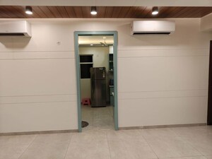 Room in 3 BHK Apartment at Experion Capital, Gomti Nagar – for Rent