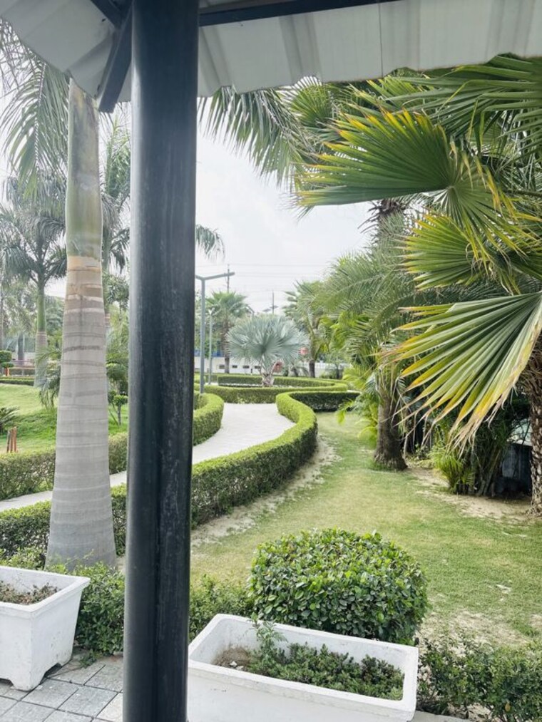 Garden, ratan-galaxy 3.5 Bedroom 1917 Sq.Ft. Apartment In Vrindavan Yojna Lucknow 10374014