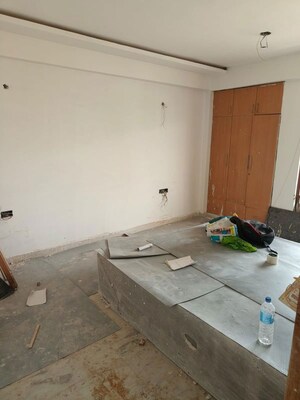 Team Area in 4 BHK Apartment at Sushant Lok I – for Rent
