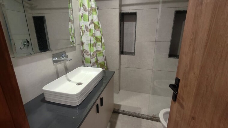 Bathroom, dlf phase v 3 Bedroom 2021 Sq.Ft. Builder Floor In Dlf Phase V Gurgaon 10374044