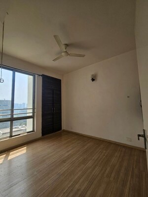 Room in 3 BHK Apartment at Pioneer Park Araya, Sector 61 – for Rent