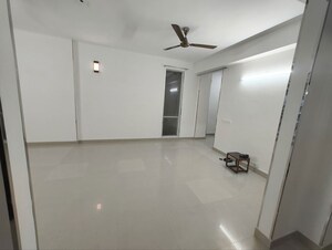Room in 3.5 BHK Apartment at Pioneer Park Phase 1, Sector 61 – for Rent