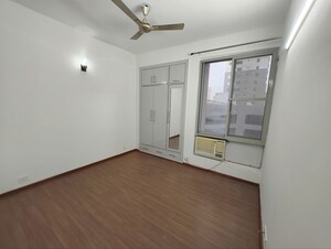 Room in 3.5 BHK Apartment at Pioneer Park Phase 1, Sector 61 – for Rent