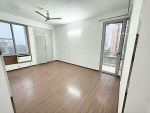 Room in 3.5 BHK Apartment at Pioneer Park Phase 1, Sector 61 – for Rent