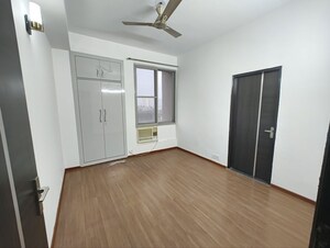 Room in 3.5 BHK Apartment at Pioneer Park Phase 1, Sector 61 – for Rent