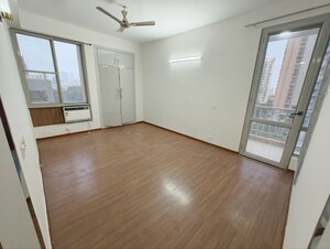 Room in 3.5 BHK Apartment at Pioneer Park Phase 1, Sector 61 – for Rent