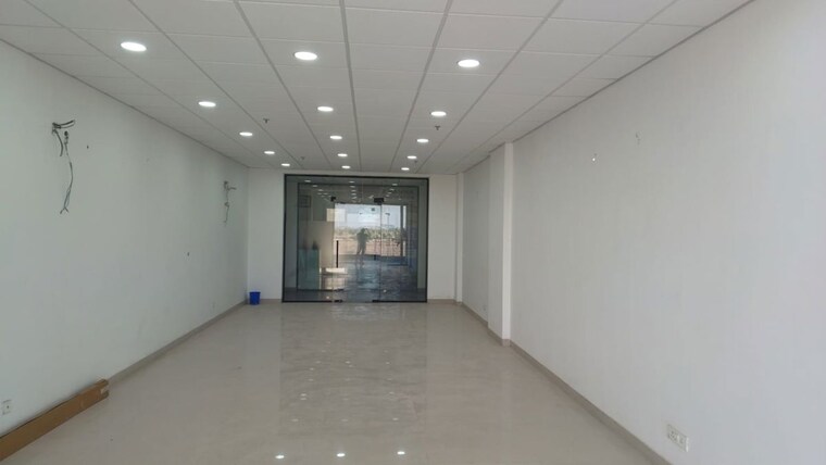 Room, uptown-insignia Commercial Office Space 500 Sq.Ft. In International Airport Road Zirakpur 10374198