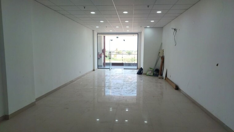 Room, uptown-insignia Commercial Office Space 500 Sq.Ft. In International Airport Road Zirakpur 10374198