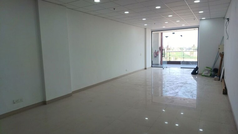 Room, uptown-insignia Commercial Office Space 500 Sq.Ft. In International Airport Road Zirakpur 10374198