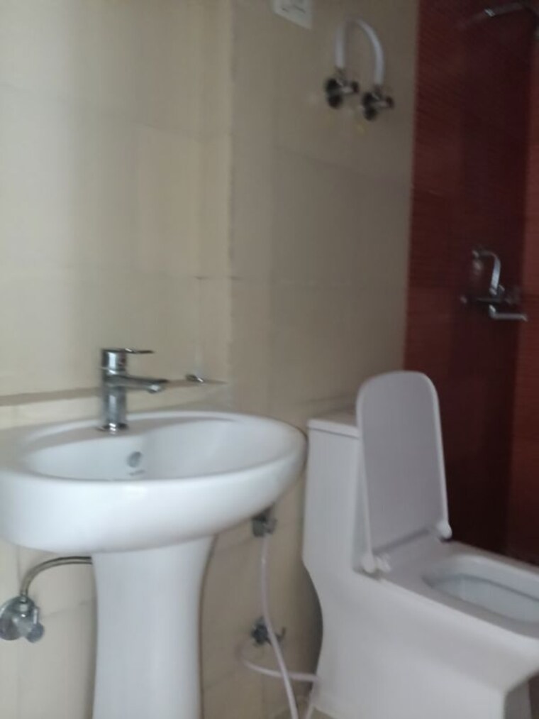 Bathroom, mahagun-my-woods 2.5 Bedroom 2900 Sq.Ft. Apartment In Sector 16c Greater Noida Greater Noida 10374239