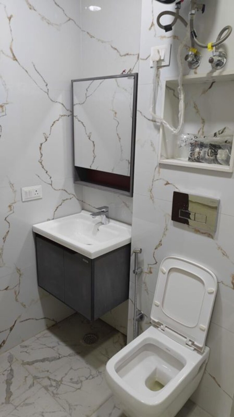 Bathroom, jawahar nagar 3 Bedroom 1100 Sq.Ft. Builder Floor In Jawahar Nagar Delhi 10374221