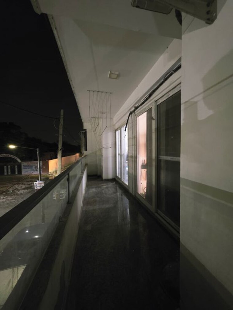 Balcony, maidan garhi 3 Bedroom 120 Sq.Yd. Apartment In Maidan Garhi Delhi 10374214