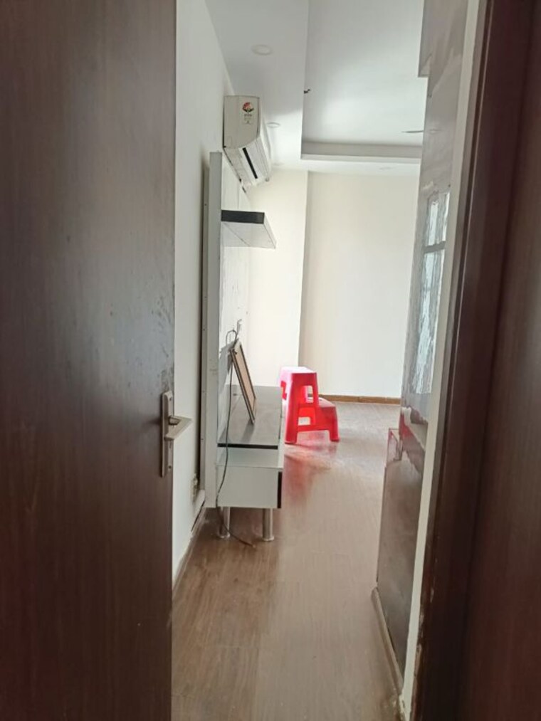 Bathroom, emaar-palm-hills 3.5 Bedroom 1450 Sq.Ft. Apartment In Sector 77 Gurgaon 10374233