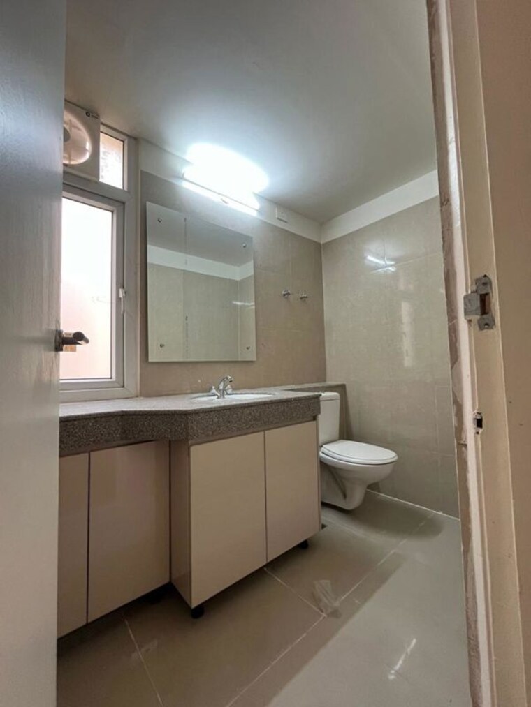 Bathroom, emaar-palm-hills 3.5 Bedroom 1450 Sq.Ft. Apartment In Sector 77 Gurgaon 10374247