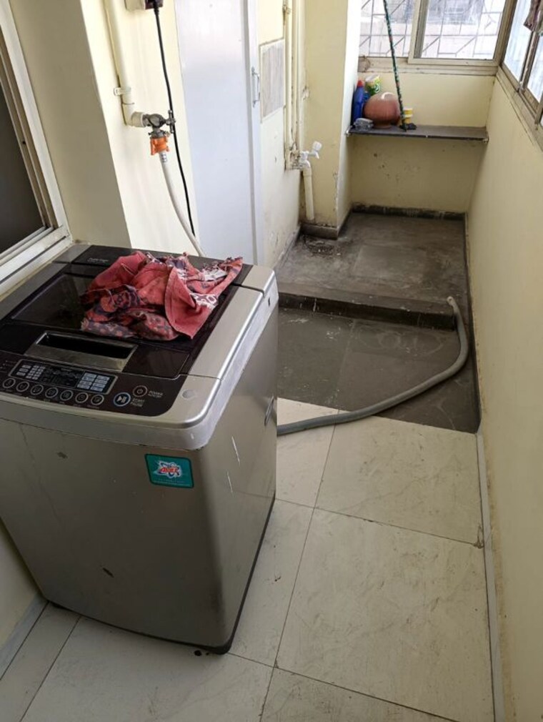 Team Area, satellite 2 Bedroom 950 Sq.Ft. Apartment In Satellite Ahmedabad 10371998