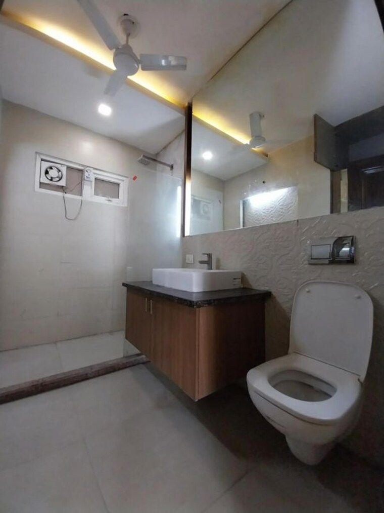 Bathroom, sector 57 3 Bedroom 300 Sq.Yd. Builder Floor In Sector 57 Gurgaon 10374286