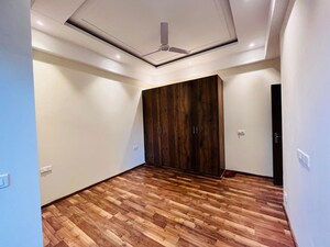 Room in 3 BHK Apartment at Suncity Vatsal Valley, Gwal Pahari – for Rent