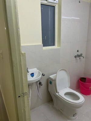 Bathroom in 2.5 BHK Builder Floor at Smart World Orchard, Sector 61 – for Rent